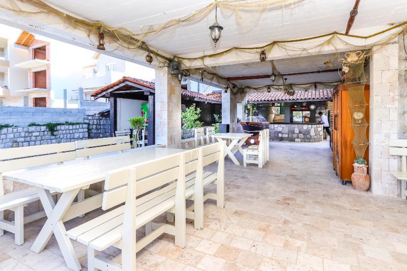 Apartments Maestral Тиват Екстериор снимка