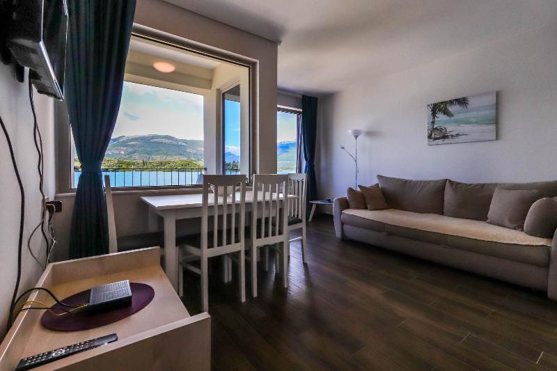 Apartments Maestral Тиват Екстериор снимка